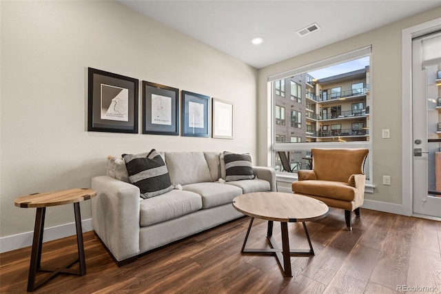 living area featuring visible vents, recessed lighting, baseboards, and dark wood-type flooring