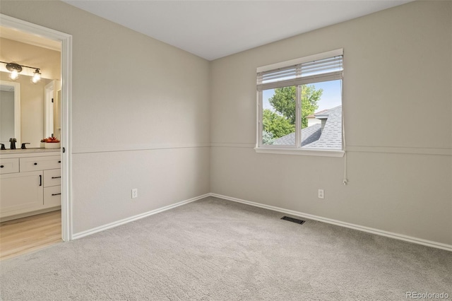 9698 Queenscliffe Dr, Highlands Ranch, CO 80130 - unfurnished bedroom with baseboards, light carpet, and ensuite bathroom