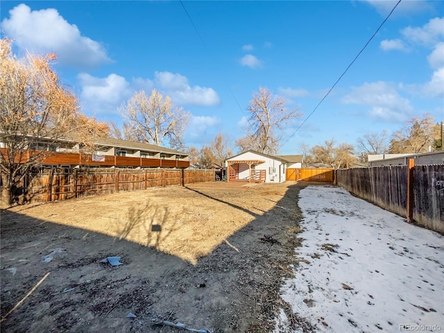 view of yard with an outdoor structure