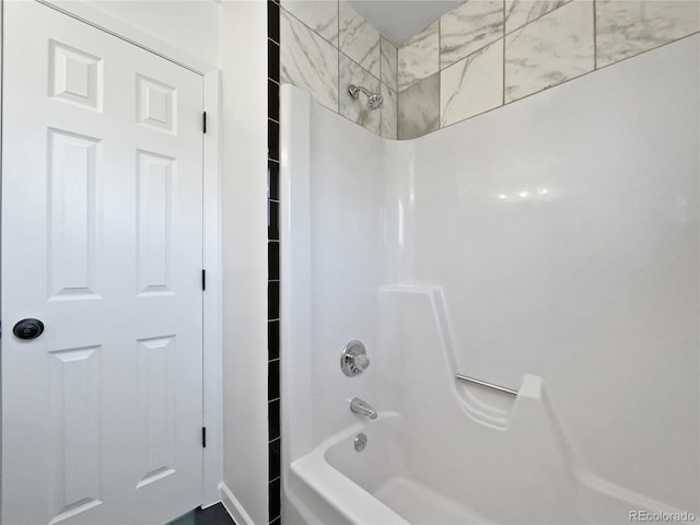 bathroom with tub / shower combination