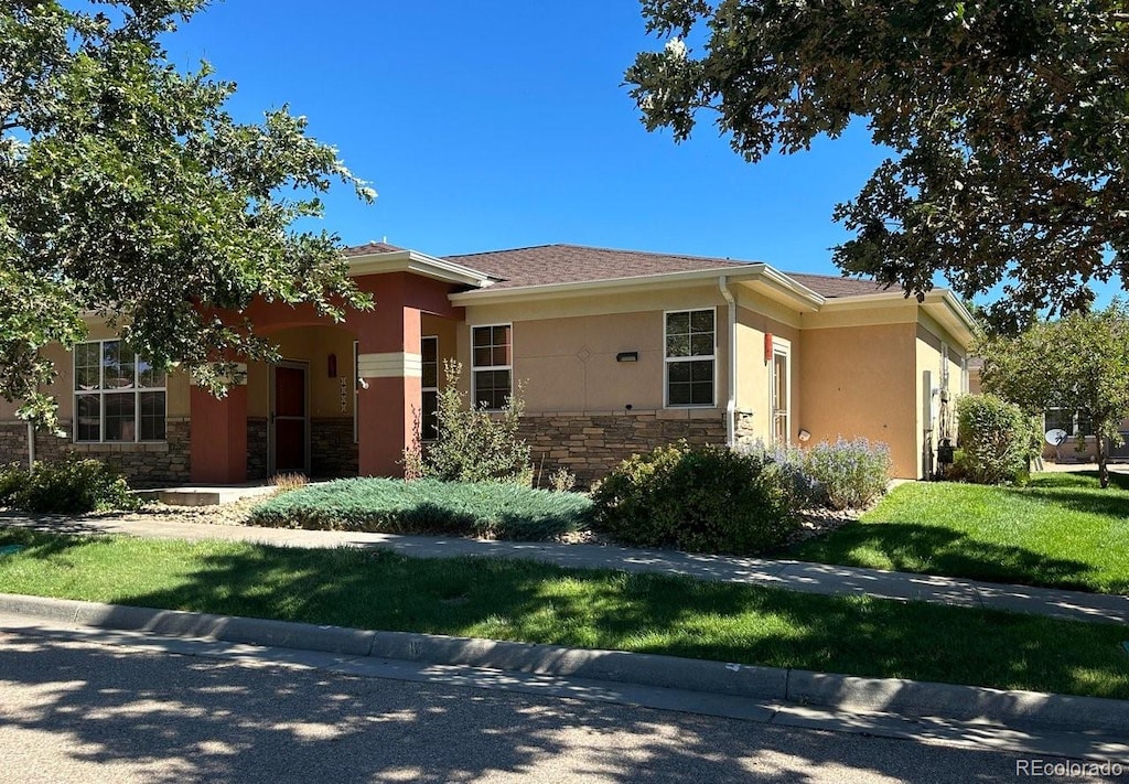 view of front of property featuring a front lawn