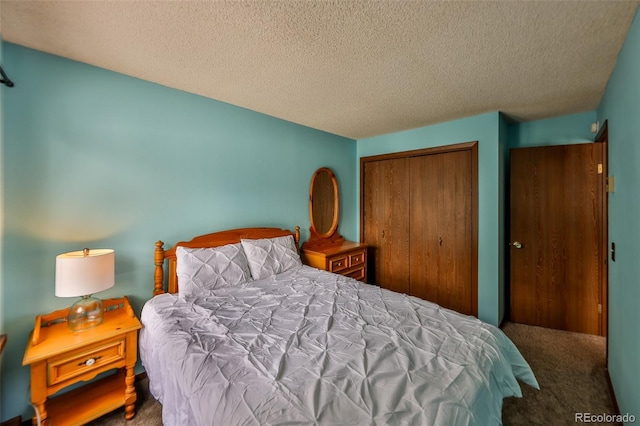 bedroom featuring a closet, carpet floors, and a textured ceiling