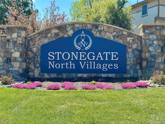 community / neighborhood sign with a yard