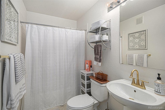 full bath with visible vents, a sink, toilet, and a shower with curtain