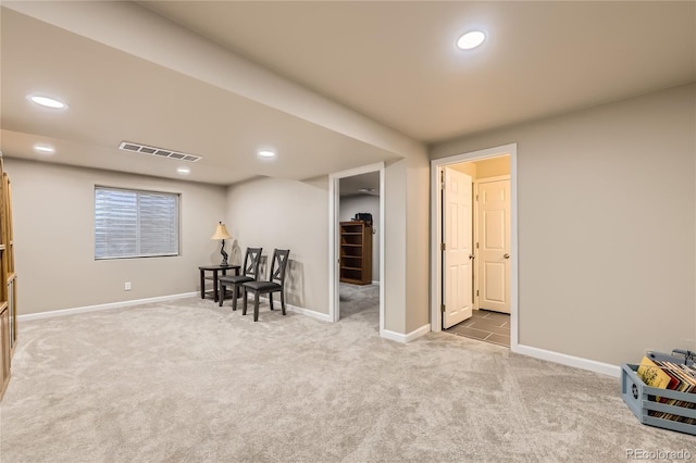 living area featuring carpet flooring, baseboards, visible vents, and recessed lighting