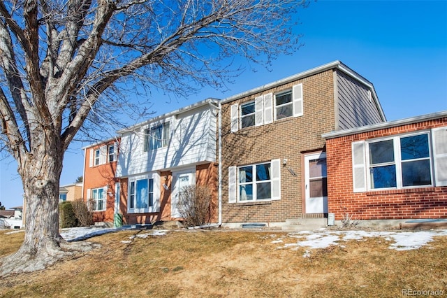 view of front of property with a front lawn