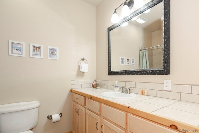 bathroom with a shower with curtain, vanity, and toilet