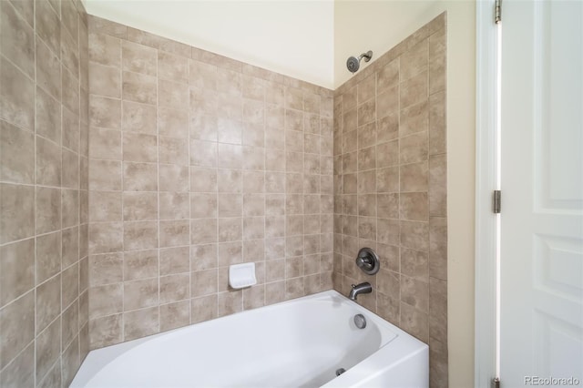 bathroom with tiled shower / bath