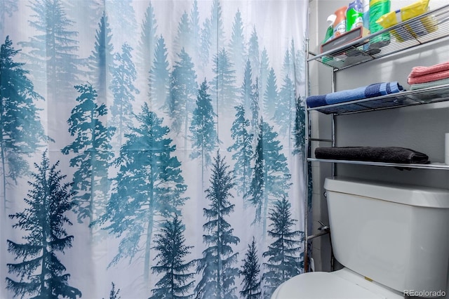full bath with toilet and curtained shower