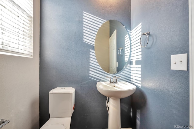 15955 E Otero Cir, Centennial, CO 80112 - bathroom with a textured wall