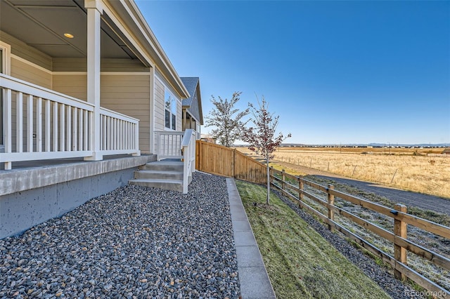 view of yard featuring a rural view