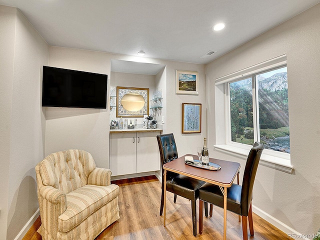 dining space with recessed lighting, baseboards, visible vents, and light wood-style flooring