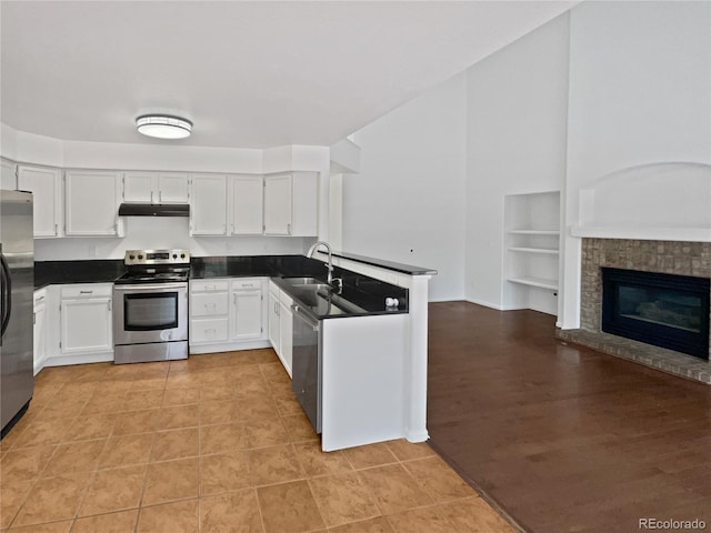 9115 W Hinsdale Pl, Littleton, CO 80128 - kitchen with appliances with stainless steel finishes, a sink, built in features, open floor plan, and under cabinet range hood