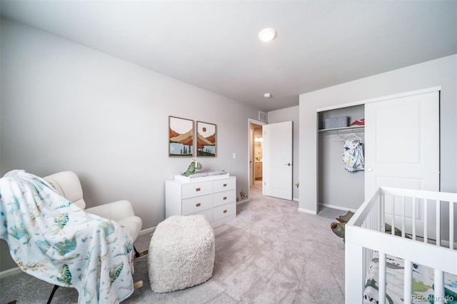 3879 N Shawnee St, Aurora, CO 80019 - bedroom featuring light carpet, a closet, and baseboards