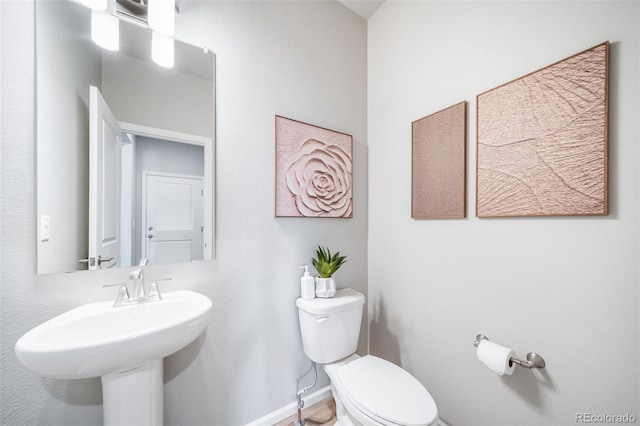 3879 N Shawnee St, Aurora, CO 80019 - bathroom with toilet and baseboards