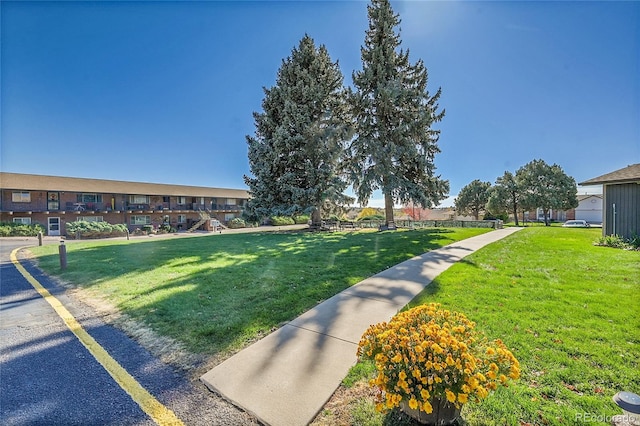 view of property's community featuring a lawn