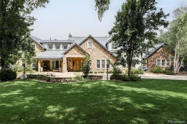 view of front of property featuring a front lawn