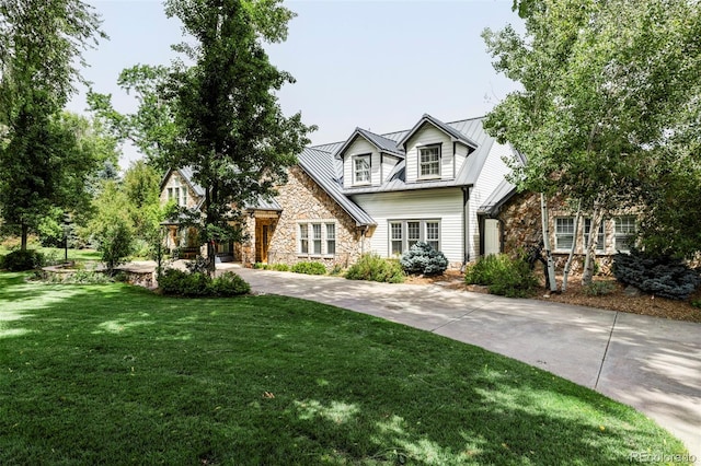 new england style home with a front lawn