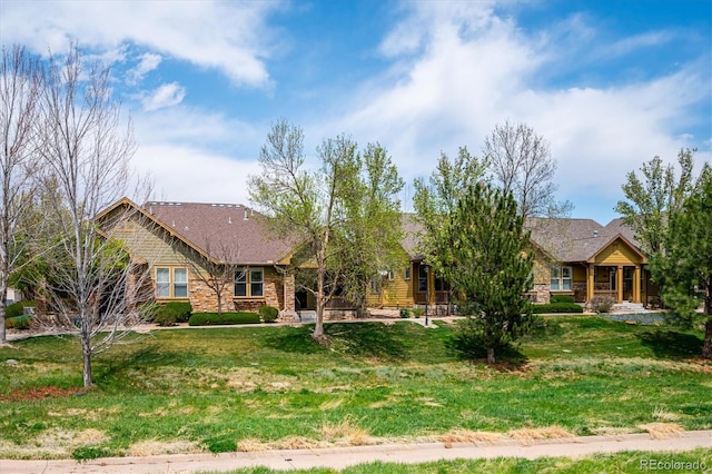 view of front of house featuring a front lawn