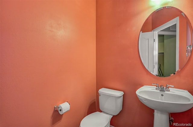 bathroom featuring toilet and sink