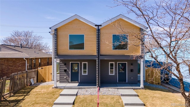 view of front of property featuring a front yard