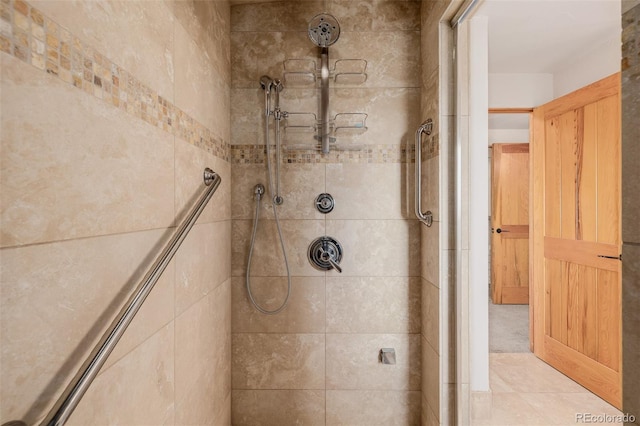 bathroom featuring a tile shower
