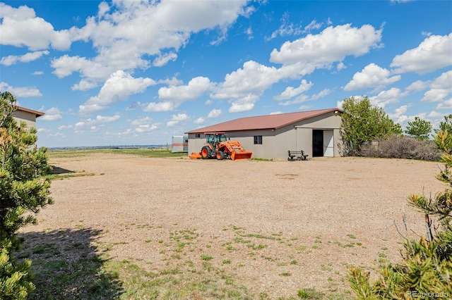view of yard featuring an outdoor structure and a pole building