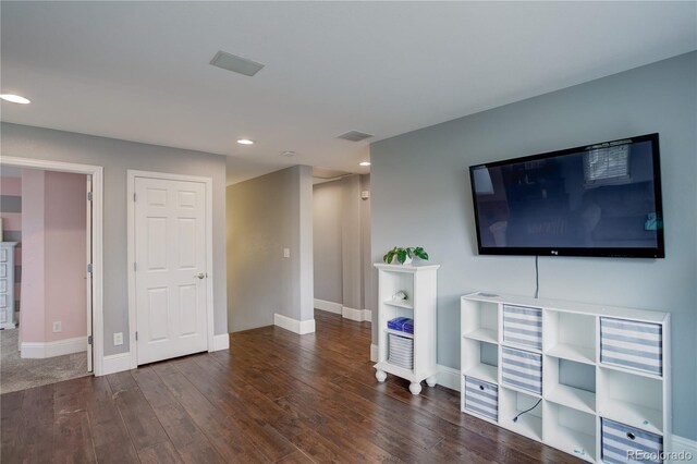 living area featuring baseboards, recessed lighting, wood finished floors, and visible vents
