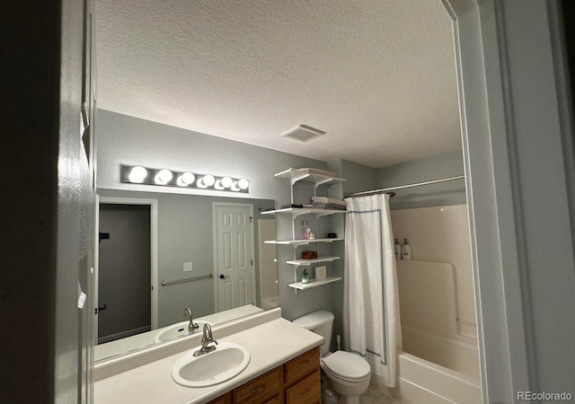 full bath featuring curtained shower, toilet, visible vents, and a textured ceiling