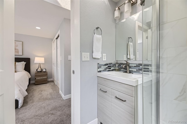 full bath featuring baseboards, connected bathroom, vanity, backsplash, and recessed lighting