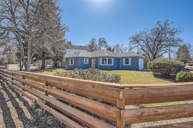 view of front facade with fence and a front yard