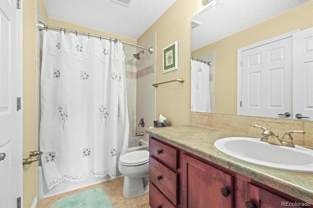 full bathroom with toilet, shower / bathtub combination with curtain, visible vents, and vanity