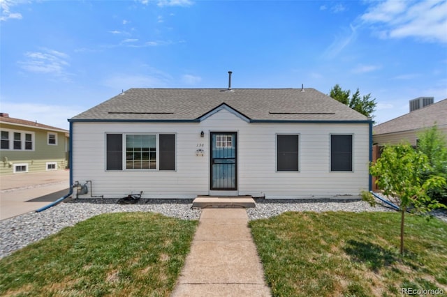 view of front of property featuring a front lawn