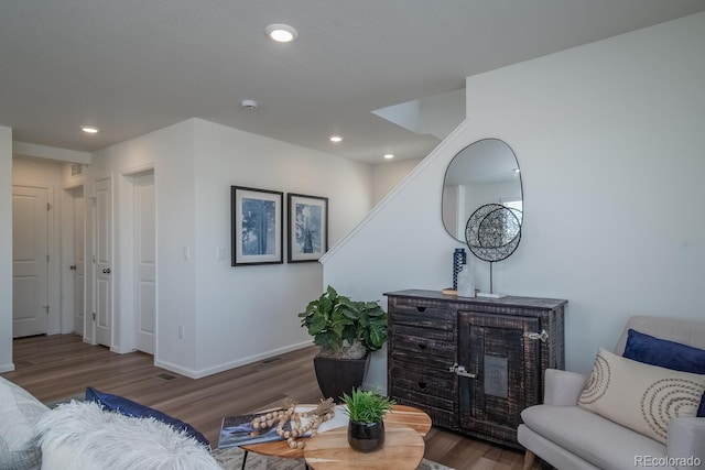 living area featuring recessed lighting, baseboards, and wood finished floors