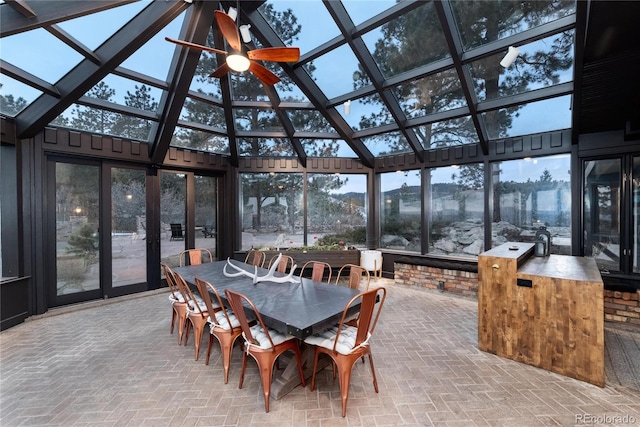 sunroom / solarium featuring a ceiling fan