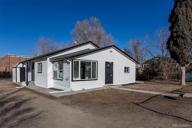 view of front of property featuring fence