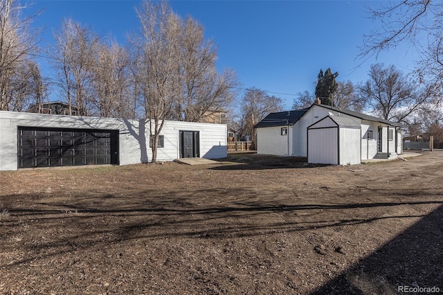 view of yard featuring an outdoor structure