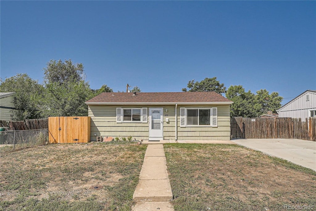 view of front of property with a front yard