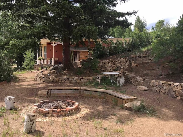 view of yard featuring an outdoor fire pit