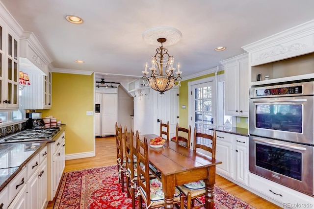 dining area with crown molding, recessed lighting, an inviting chandelier, light wood-style floors, and baseboards