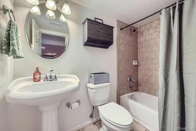 bathroom with visible vents, baseboards, shower / tub combo with curtain, and toilet
