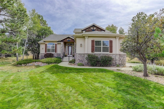 view of front of property featuring a front lawn