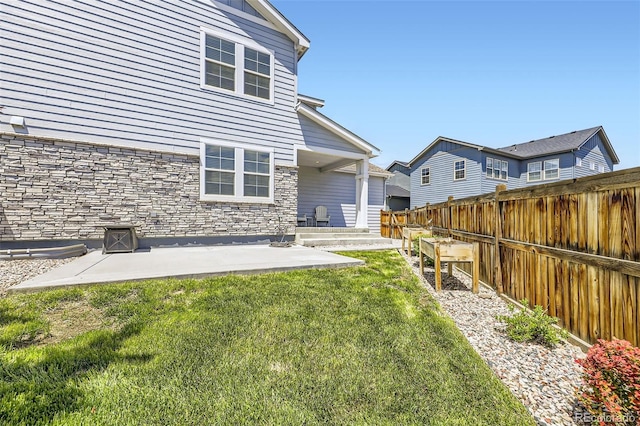 view of yard featuring a patio area