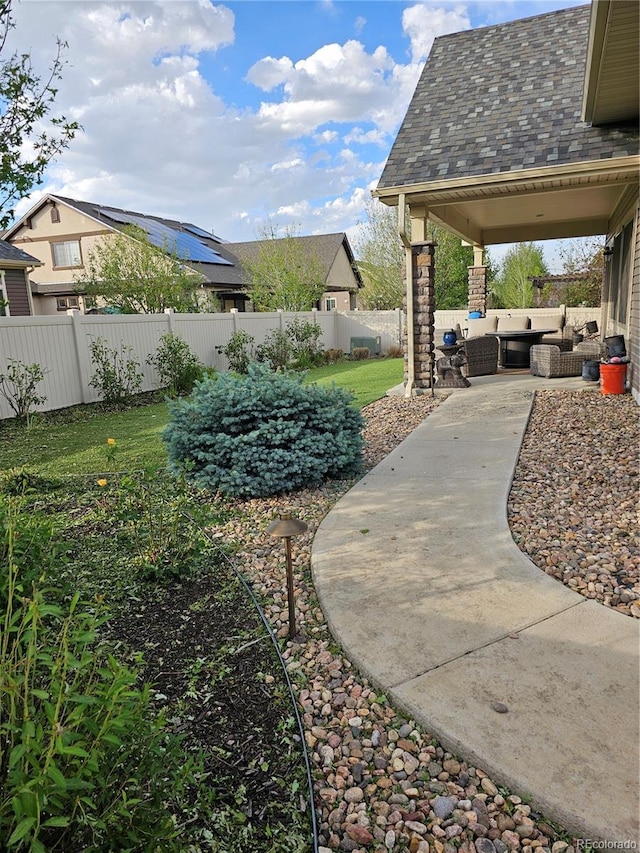 view of yard featuring outdoor lounge area and a patio