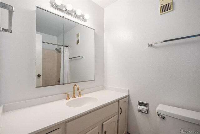 full bath with vanity, toilet, curtained shower, and visible vents