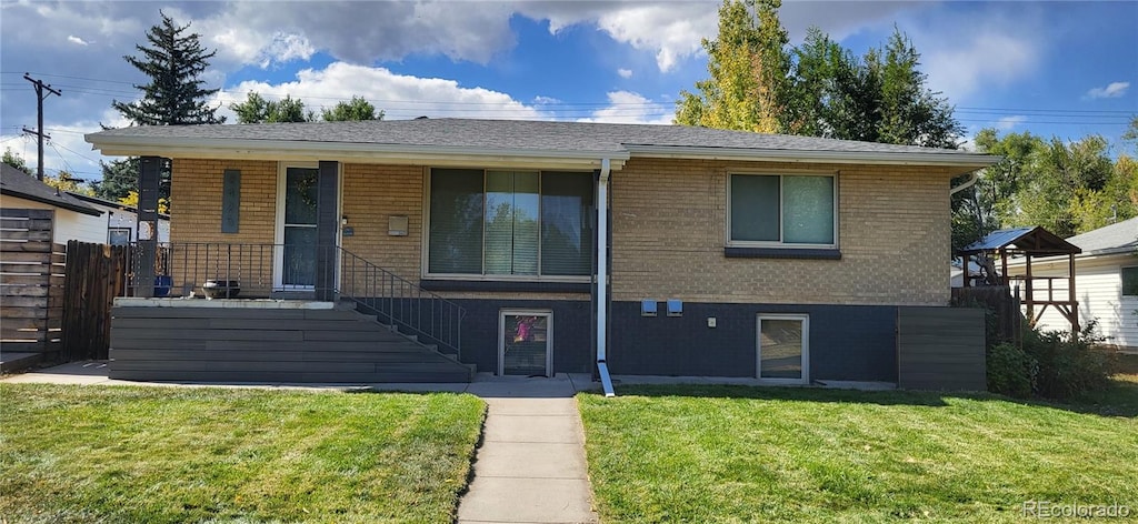 view of front of property featuring a front yard