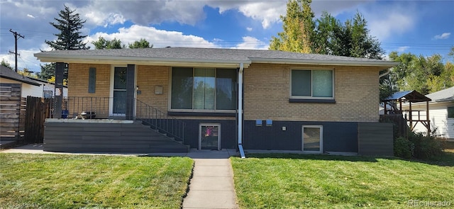 view of front of property featuring a front yard