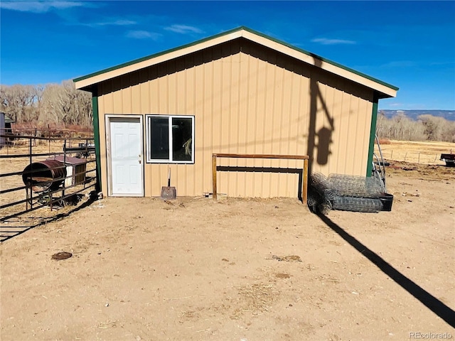 view of outdoor structure with an outbuilding and an exterior structure