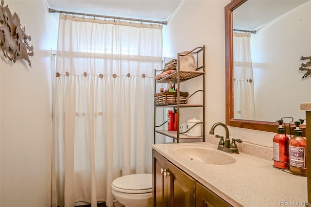 full bath with toilet, vanity, and a shower with shower curtain
