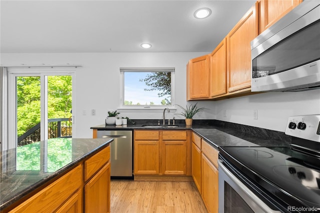 15963 Rock Crystal Dr, Parker, CO 80134 - kitchen with stainless steel appliances, a sink, light wood finished floors, plenty of natural light, and recessed lighting